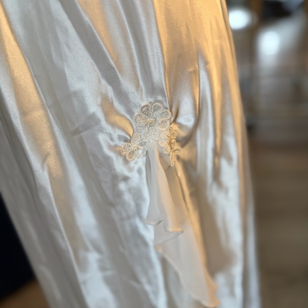 Intimo Ivory Satin Chemise with Floral Lace - Picture 6 of 9